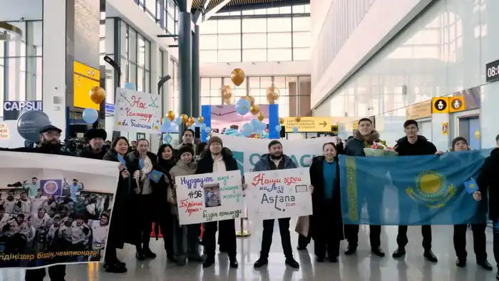 Чемпионы международного турнира Pee-Wee: молодые хоккеисты столицы вернулись домой (2)