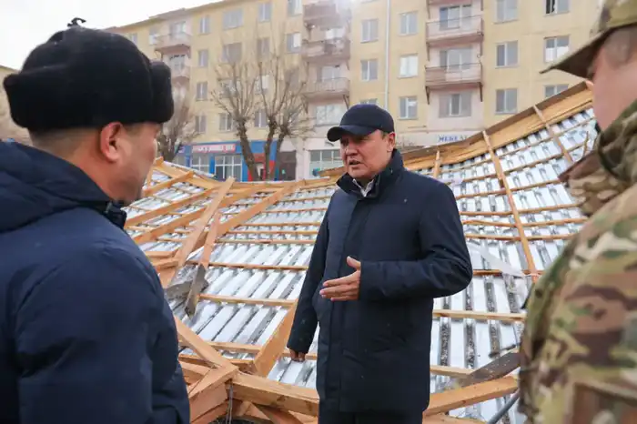 Ербол Қарашөкеев Жаңатас қаласындағы қатты желден зардап шеккен нысандарды аралады (5)