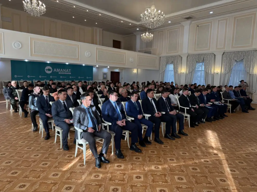 Вице-министр транспорта Максат Калиакпаров встретился с жителями Карагандинской области для обсуждения транспортной инфраструктуры Астане