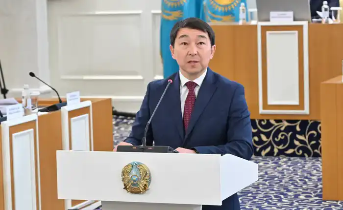 В новом проекте Конституции Казахстана предложено официально закрепить тенге как национальную валюту Астане