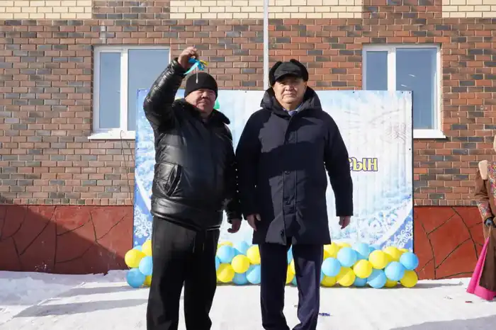 Ключи от новых квартир вручили жителям г. Макинска (7)