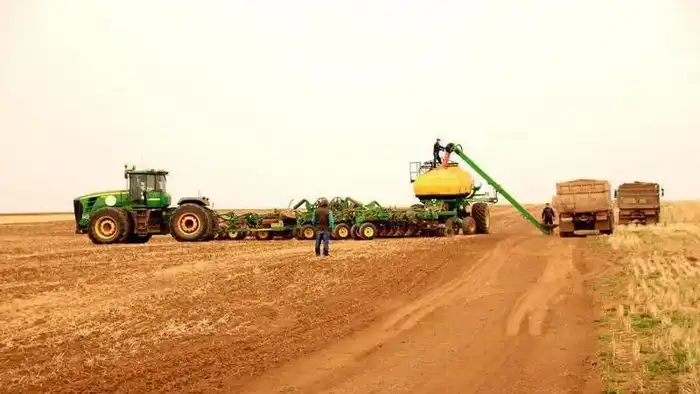 Аграрии Карагандинской области готовятся к весенней посевной с более чем 100 тысячами тонн семян и полным парком техники. Астане
