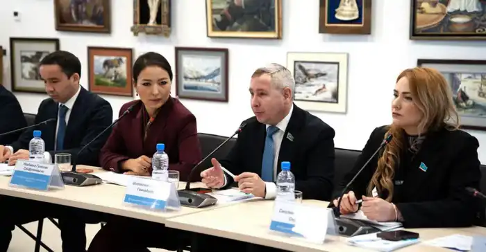 Депутаты и молодежь обсуждают проект новой Конституции Казахстана в Косшы Астане