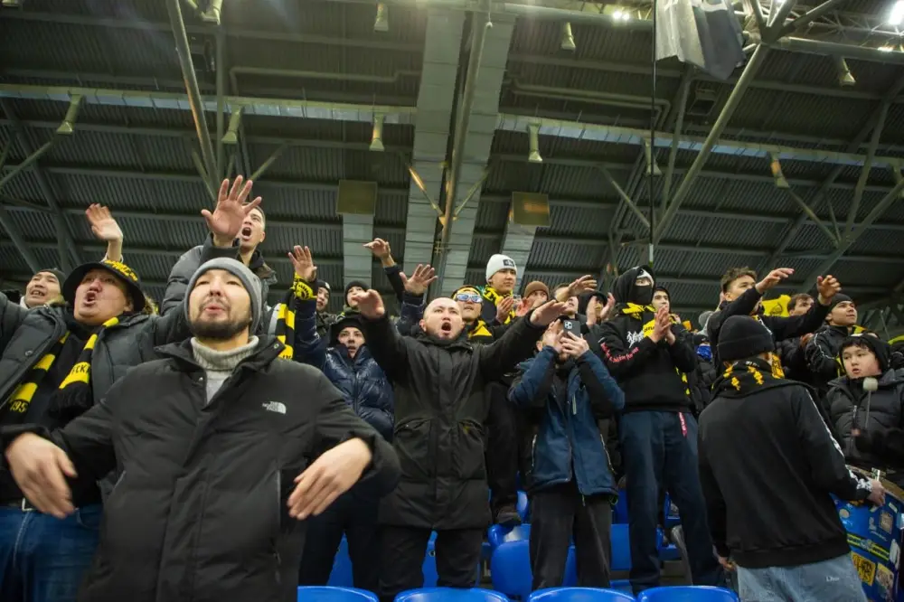 Масштабную патриотическую акцию в поддержку конституционных реформ провели во время футбольного матча в Астане (9)