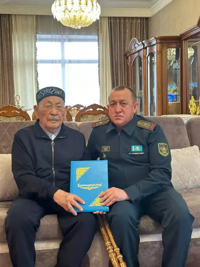 Алматинские военнослужащие и акимат поздравили ветерана войны Солтанбая Жарыкбасова с 101-летием Астане