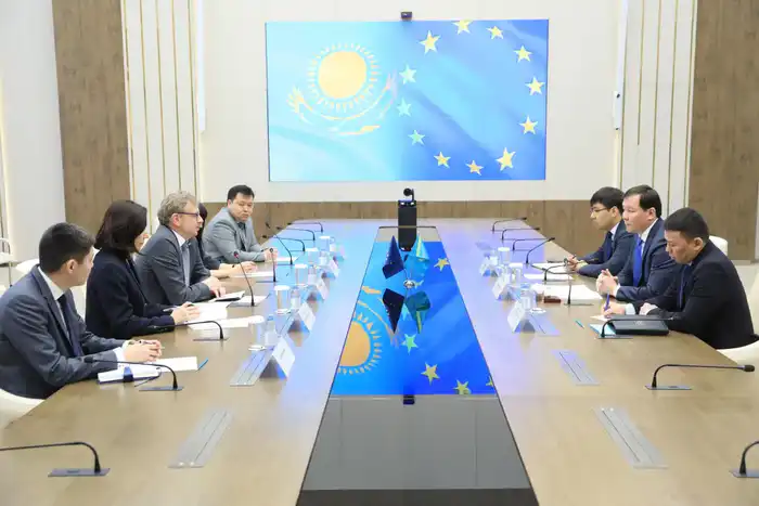 Аким Актюбинской области встретился с делегацией ЕС Астане