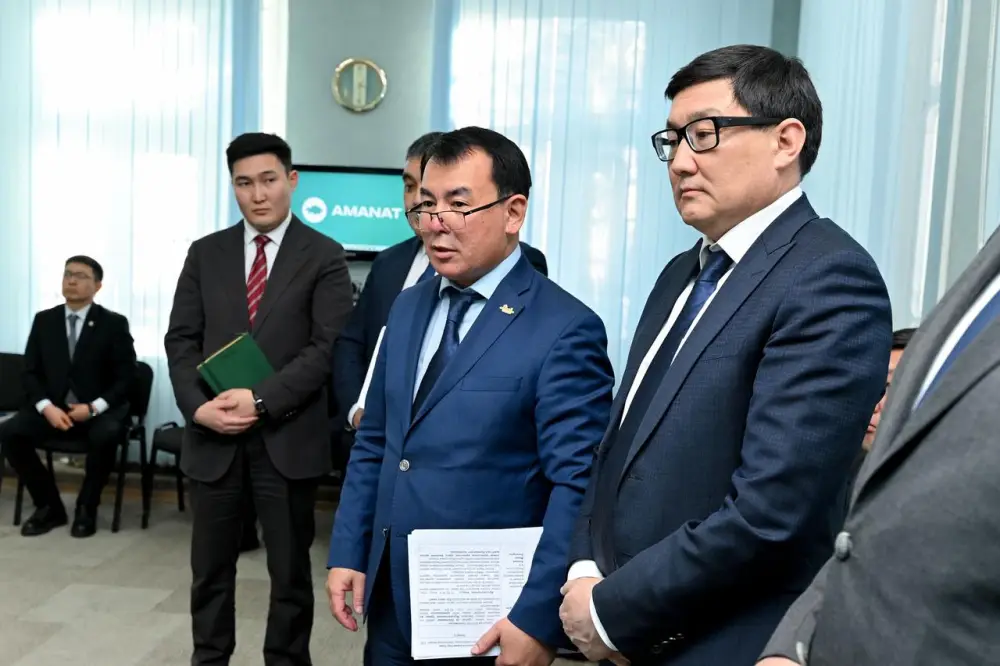 Аким области провел прием граждан по личным вопросам (8)