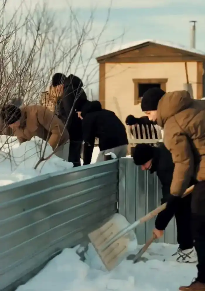 Лисаковск: студенты и волонтёры очищают снег Астане