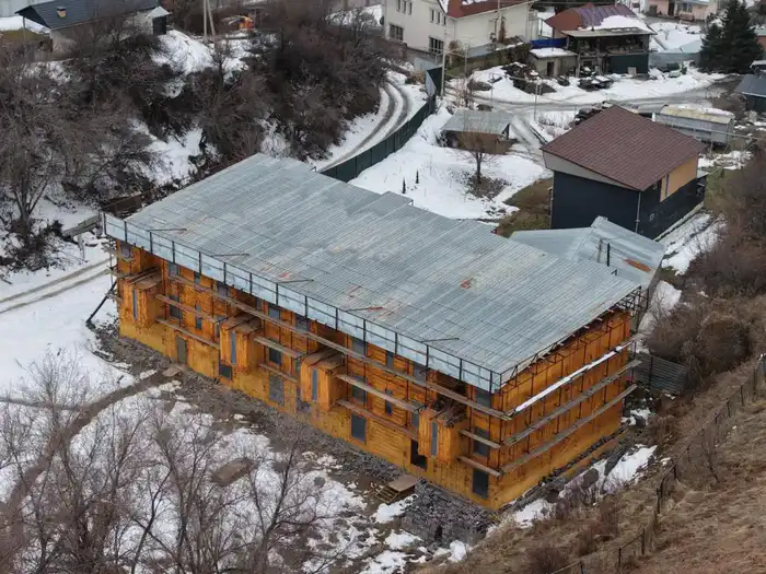 Незаконный трехэтажный объект сносят в предгорье Алматы (2)