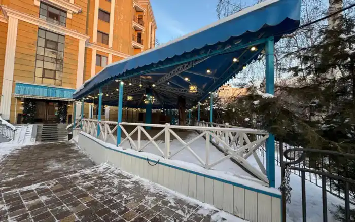 Летняя терраса ресторана в Алматы: под натиском закона ушла в небытие Астане