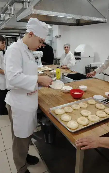Инклюзия в действии: в Карагандинской области подростки с особыми потребностями осваивают профессию кондитера (7)