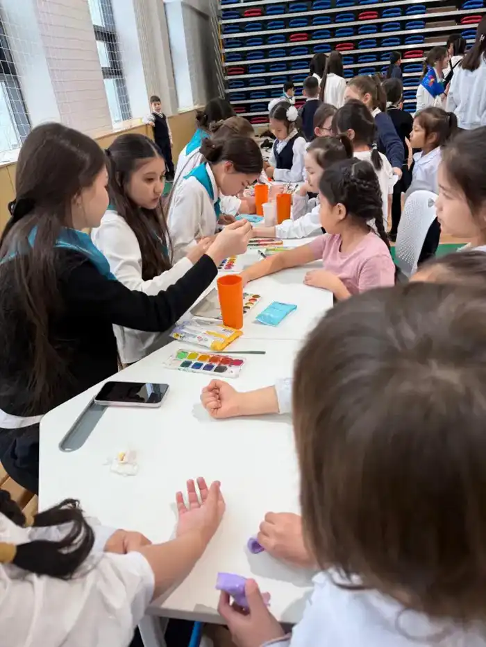 «Краски надежды»: выставка рисунков гимназистов в Астане против наркотиков Астане