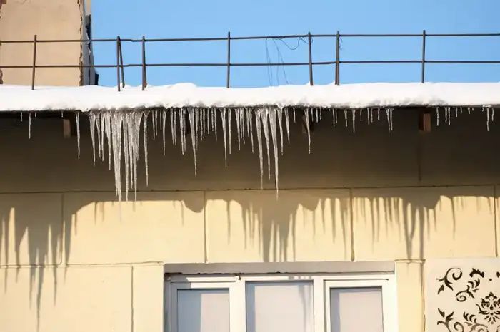 В Алматы напомнили об ответственности за уборку наледи и снега (2)