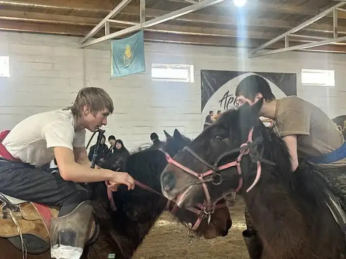 В Карагандинской области около 100 батыров-всадников боролись за победу на турнире по аударыспаку (3)