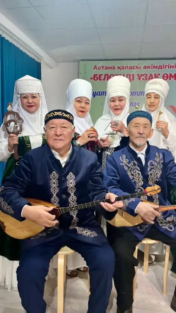 Этно-фольклорный ансамбль пенсионеров в Астане изучает национальные инструменты Астане
