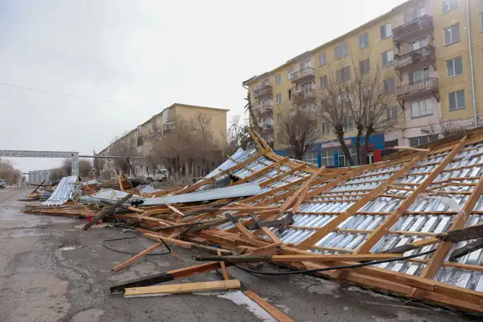 Ербол Қарашөкеев Жаңатас қаласындағы қатты желден зардап шеккен нысандарды аралады (6)