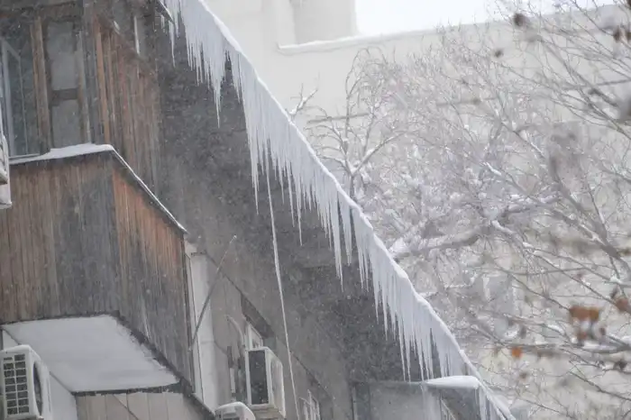 В Алматы управляющие органы многоквартирных домов напоминают о необходимости уборки снега и наледи Астане
