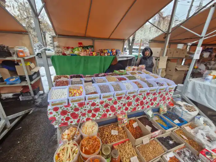 Заместитель акима Алматы проверил подготовку к расширению городских ярмарок и модернизации социальных павильонов (4)