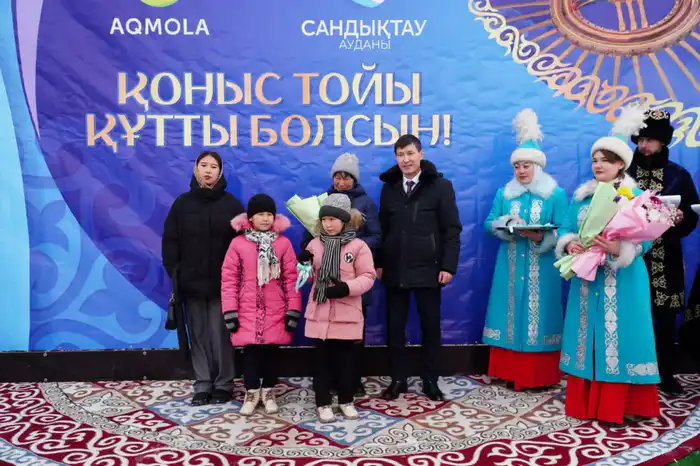 В Акмолинской области социально уязвимым категориям граждан вручены ключи от новых квартир (5)