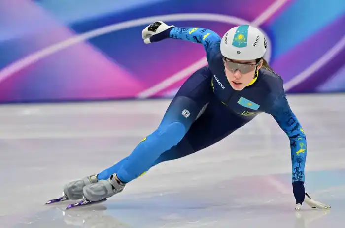 Ольга Тихонова из Казахстана финиширует четвертой в квалификации шорт-трека на Олимпийских играх в Италии Астане