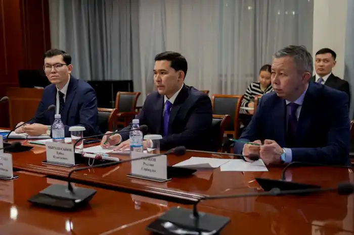 Министр туризма и спорта Республики Казахстан Ербол Мырзабосынов провёл рабочую встречу с вице-президентом по маркетингу и продажам авиакомпании Air Astana Жанной Шаяхметовой (2)