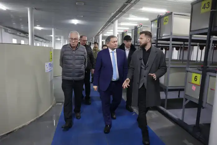 Саясат Нурбек акцентировал внимание на значимости интеграции науки и производства в аквакультуре во время визита на рыбный завод Таразского университета Астане