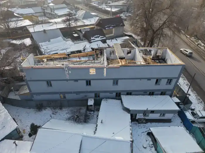 В Алматы снесен третий этаж жилого дома, построенного без разрешений, по решению суда Астане