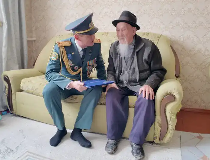Луговской гарнизон поздравил ветерана с 102-летием Астане