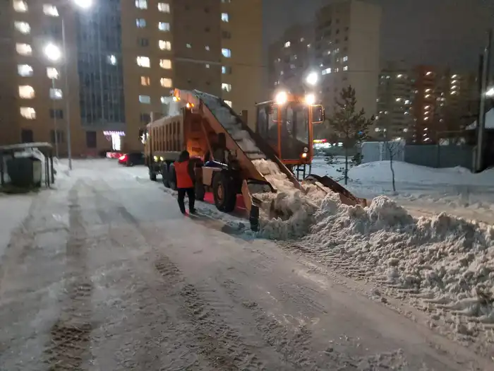 1700 единиц спецтехники вышли на уборку снега в Астане ночью (9)