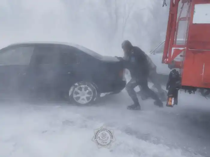 Спасение людей от снежных заносов в Казахстане Астане