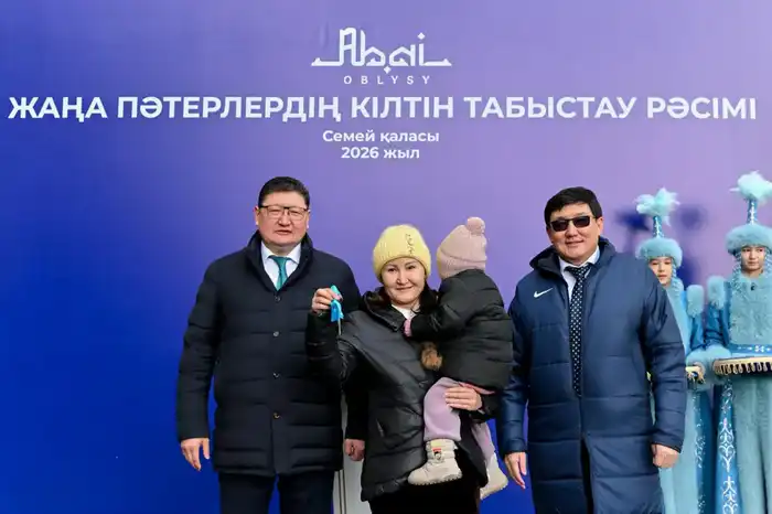 В Семее около 30 семьям вручили ключи от квартир (4)