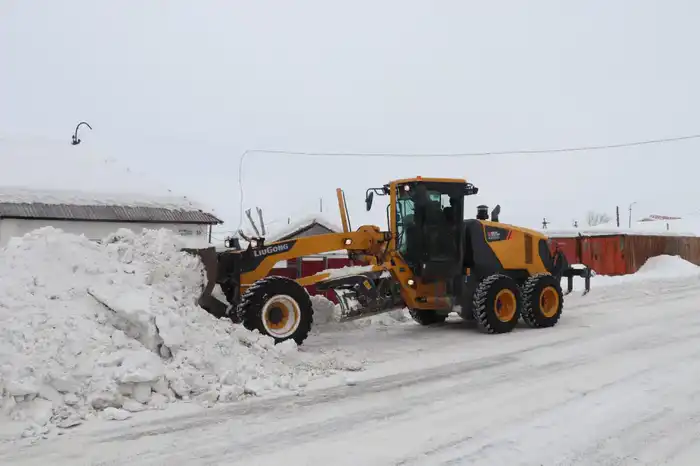 В области Абай на постоянной основе проводятся работы по уборке и вывозу снега (4)