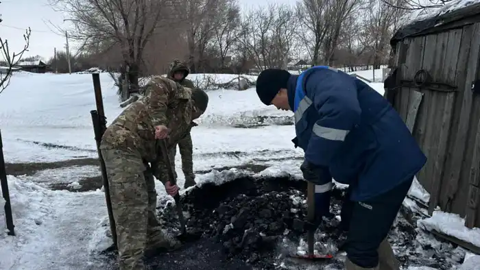 Наурзум: молодёжь помогает пожилым в снегопад Астане