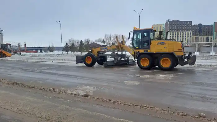 В Астане в снегоуборочных работах задействовано около 1,7 тысячи единиц спецтехники (2)