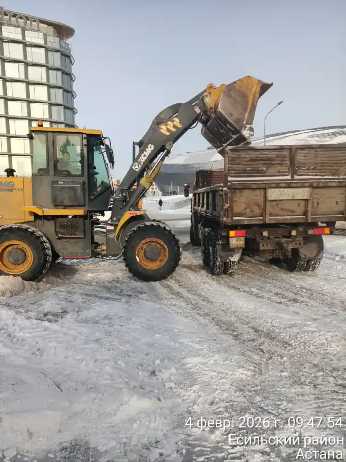 В Астане более 3 тысяч дорожных рабочих и свыше 1 500 единиц спецтехники активно работают над уборкой снега Астане