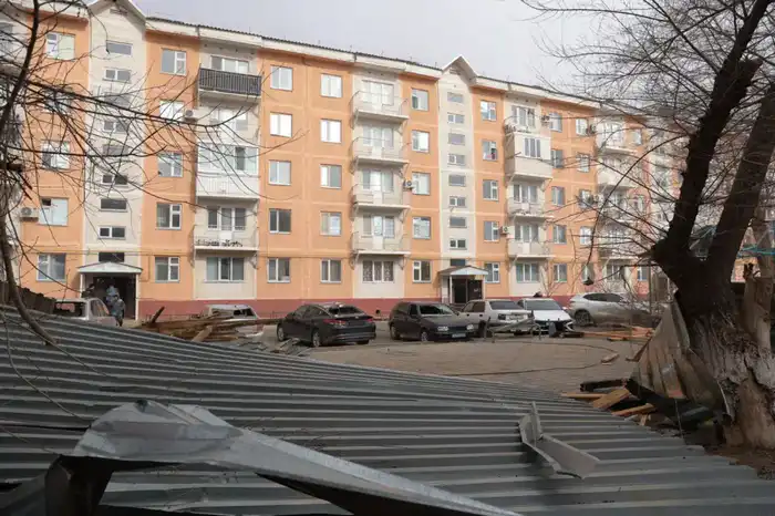 Ербол Қарашөкеев Жаңатас қаласындағы қатты желден зардап шеккен нысандарды аралады (2)