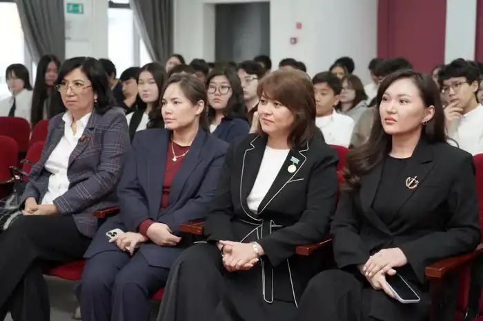 «Закон и порядок»: столичным школьникам показали работу адвокатов на деле (10)