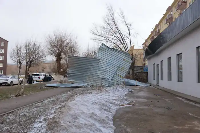 Ербол Қарашөкеев Жаңатас қаласындағы қатты желден зардап шеккен нысандарды аралады (7)