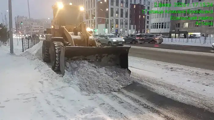В Астане продолжается уборка снега: задействованы почти 1 300 единиц спецтехники (2)