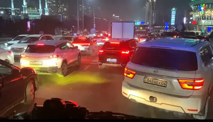 «Уступи дорогу»: как пожарная машина проверила водителей Астаны (2)