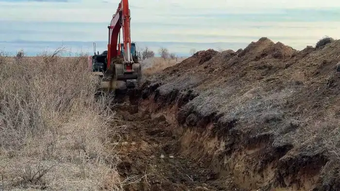Работы по восстановлению канала для обеспечения водой домашних хозяйств Таласского района ведутся в Жамбылской области (2)