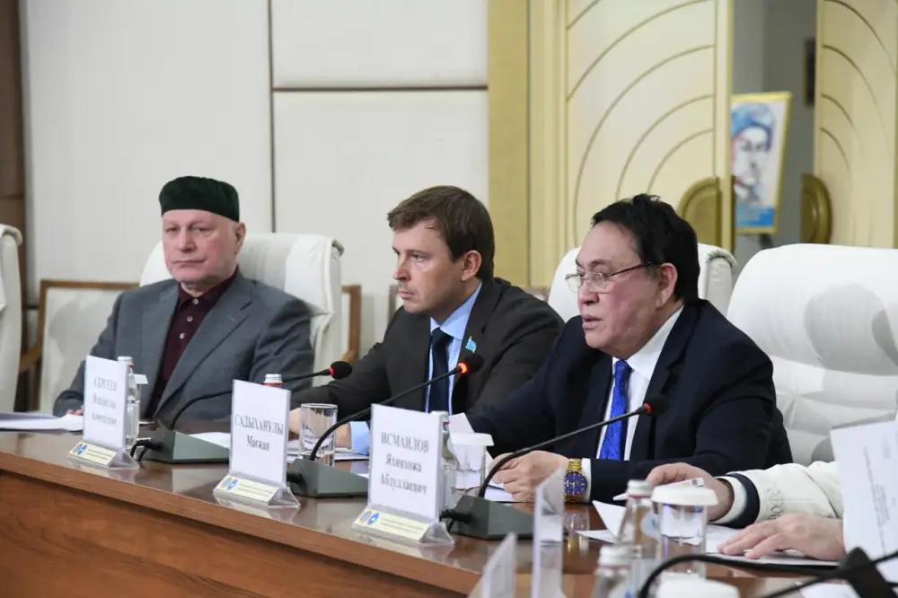 Значение Дня благодарности в укреплении общественного согласия обсудили за круглым столом в Астане (2)