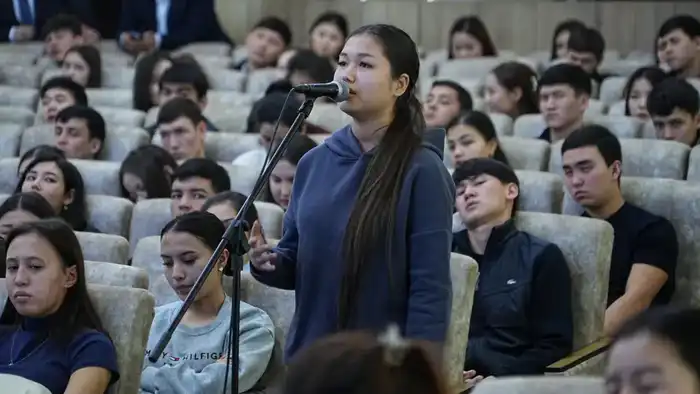 РАЗГОВОР О ВАЖНОМ: ГЛАВА ПОЛИЦИИ ШЫМКЕНТА ВСТРЕТИЛСЯ СО СТУДЕНТАМИ (4)