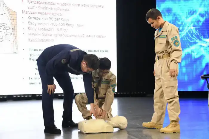 Столичные спасатели рассказали школьникам о своей службе (3)