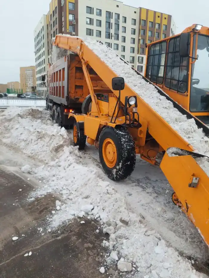 Тысячи дорожных рабочих вышли на уборку снега в Астане (3)