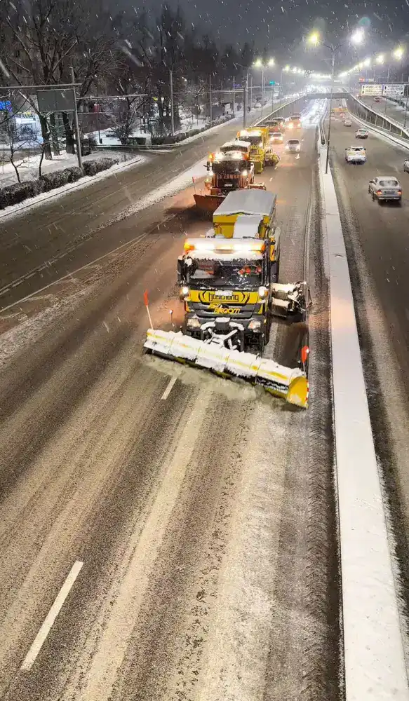 Алматы погружен в снег: коммунальные службы активно очищают город от снега Астане