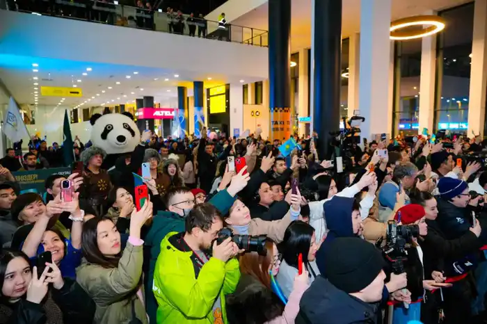 Олимпийского чемпиона Михаила Шайдорова торжественно встретили болельщики в Астане (5)