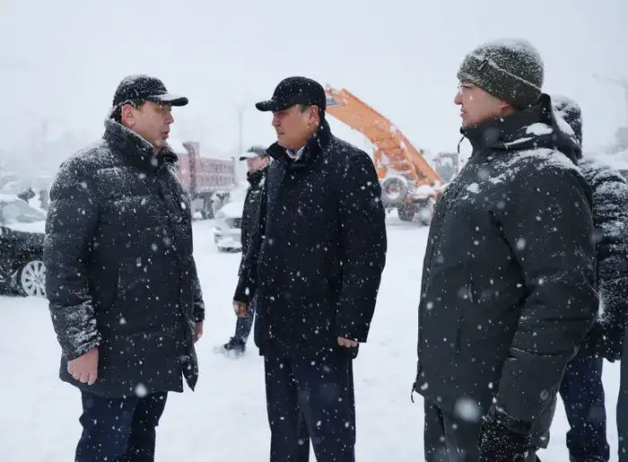 Ербол Карашукеев проинспектировал ход работ по очистке улиц Тараза от снега (8)