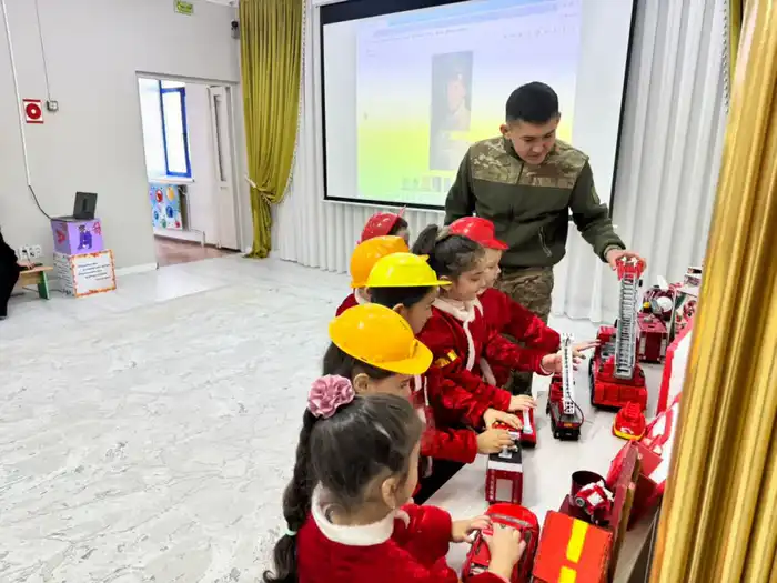 Дети учатся правилам безопасности вместе с МЧС (5)