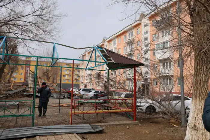 Ербол Қарашөкеев Жаңатас қаласындағы қатты желден зардап шеккен нысандарды аралады (3)